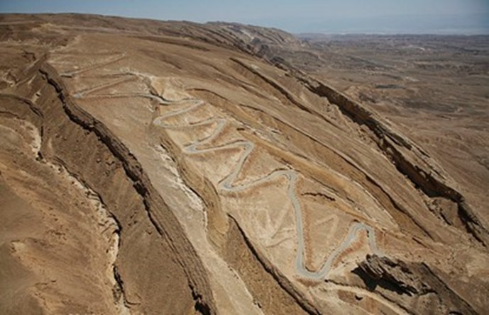 תצלום אוויר של מתווה הדרך התלול והמפותל שהאט את האוטובוס